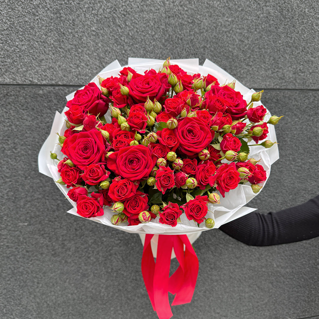 Bukiet czerwonych róż i róż gałązkowych