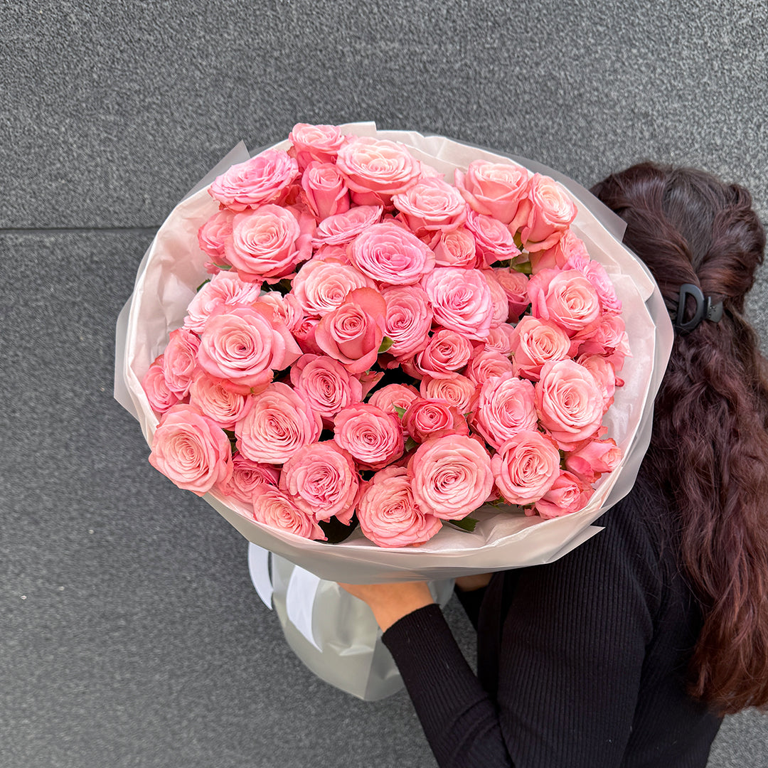 Букет з розкішних рожевих кущових троянд