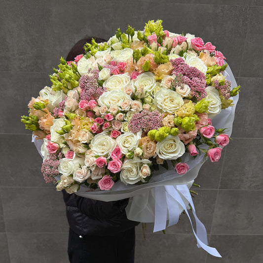 Bukiet z białych róż, eustomy i róż gałązkowych – luksusowa kompozycja premium