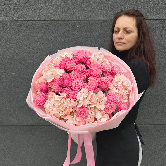 Bukiet z różowej hortensji i różowej róży gałązkowej