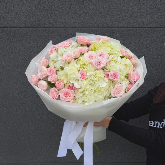 Bukiet z białej hortensji i różowej róży gałązkowej – romantyczny luksus