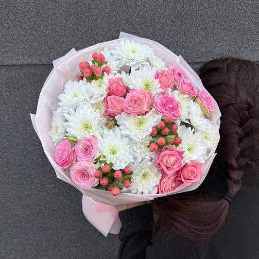 Bukiet z białej chryzantemy, różowej róży gałązkowej i ekskluzywnych dodatków