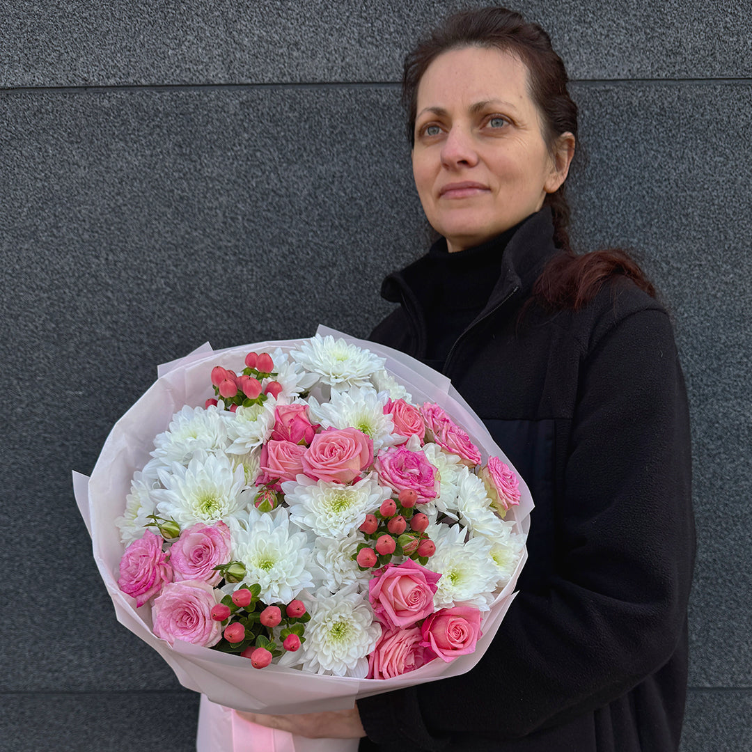 Букет з білих хризантем та рожевих кущових троянд