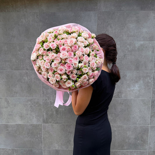 Bukiet różowych róż gałązkowych