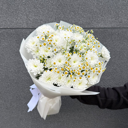 Bukiet z białych chryzantem i santinii