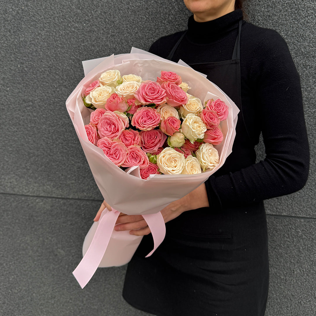 Букет рожевих та кремових кущових троянд