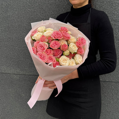 Букет рожевих та кремових кущових троянд