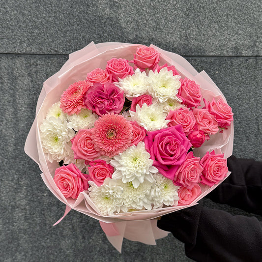 Bukiet róż, gerber i białych chryzantem