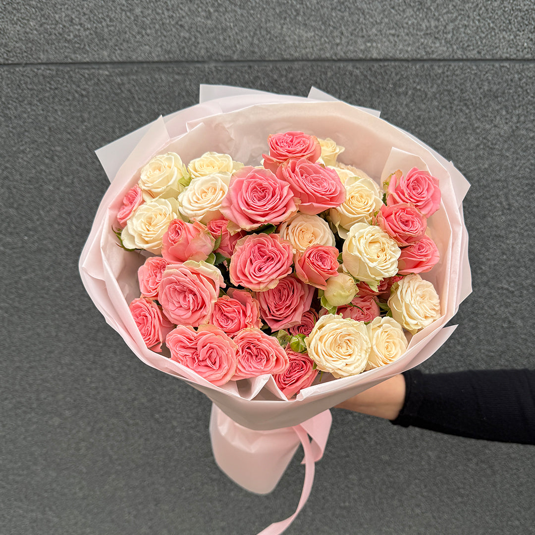 Букет рожевих та кремових кущових троянд