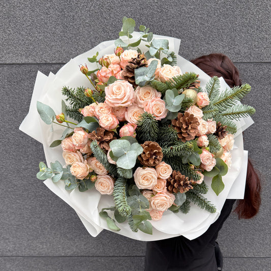 Zimowy bukiet z róż gałązkowych, szyszek i świerku