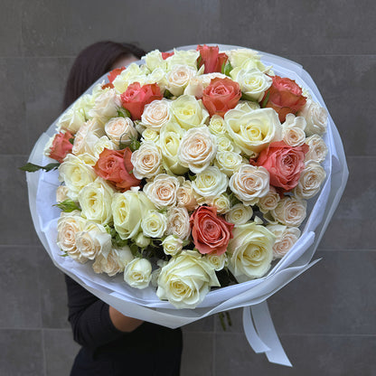 Bukiet z kremowych róż gałązkowych, białych i brzoskwiniowych róż