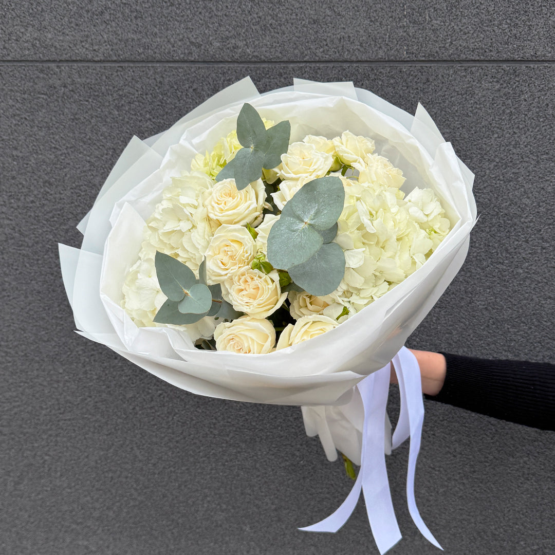 Bukiet z białej róży gałązkowej i hortensji z eukaliptusem