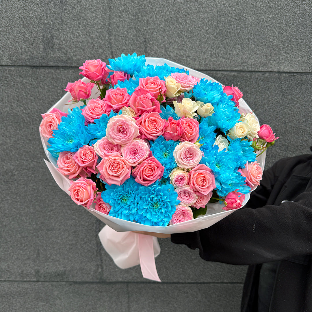 Bukiet z różowych róż gałązkowych i niebieskiej chryzantemy