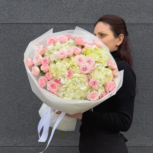 Bukiet z białej hortensji i różowej róży gałązkowej – romantyczny luksus