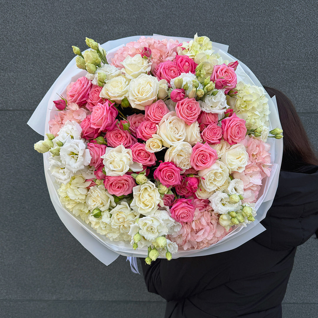 Bukiet z hortensją, różami i eustomą