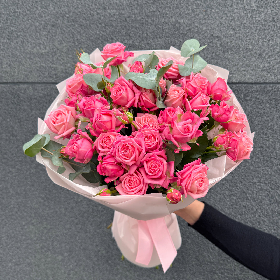 Букет из розовых кустовых роз с эвкалиптом