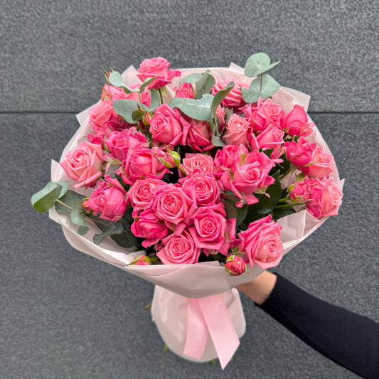 Bukiet różowych róż gałązkowych z eukaliptusem