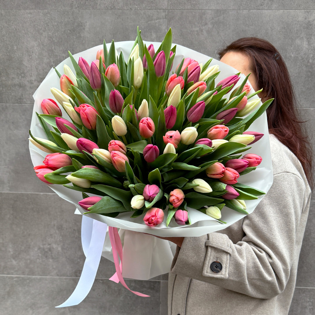 Bukiet z biało-różowych tulipanów