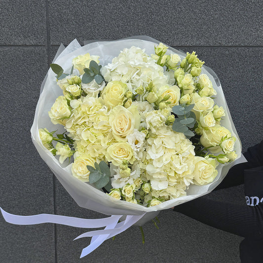 Bukiet z białej hortensji, róży gałązkowej, eustomy i eukaliptusa – elegancki biały bukiet