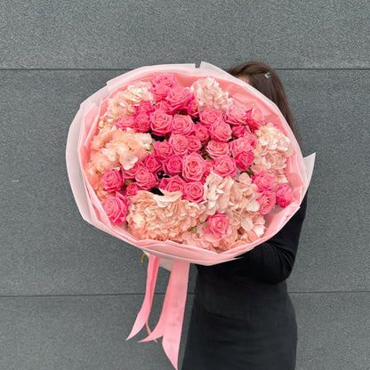 Bukiet z różowej hortensji i różowej róży gałązkowej