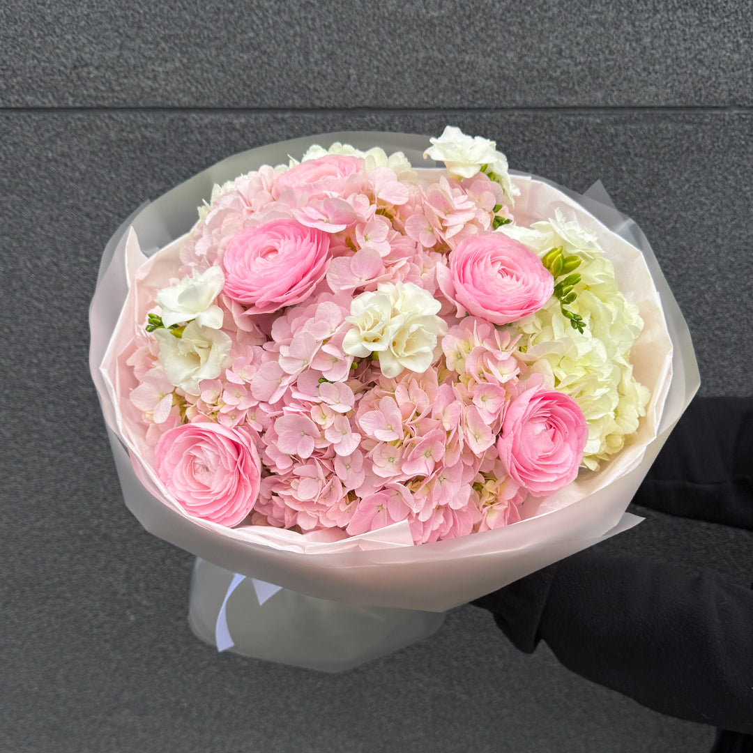 Bukiet z ranunculusów, frezji i hortensji