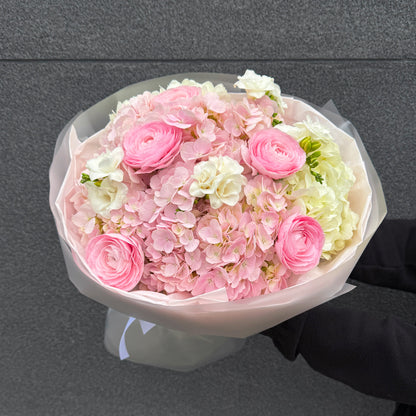 Bukiet z ranunculusów, frezji i hortensji