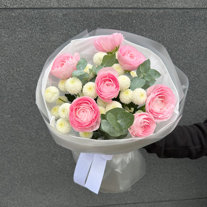 Delikatny bukiet z ranunculusów, chryzantemy i eukaliptusa