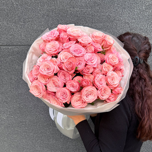 Bukiet różowych luksusowych róż gałązkowych