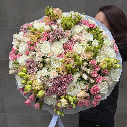 Bukiet z białych róż, eustomy i róż gałązkowych