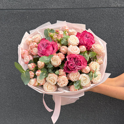 Bukiet różowej i kremowej róży gałązkowej z eukaliptusem