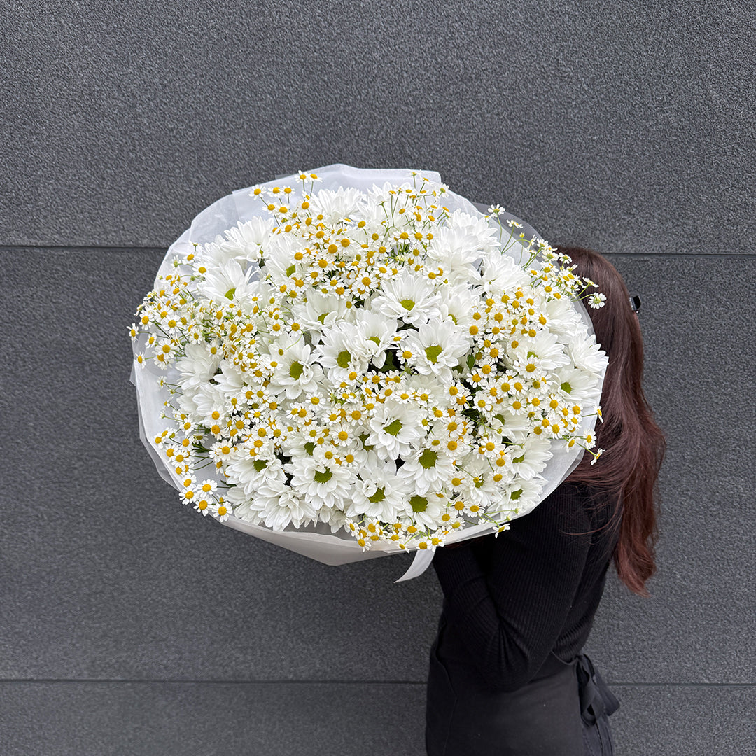 Bukiet z białych chryzantem i santinii