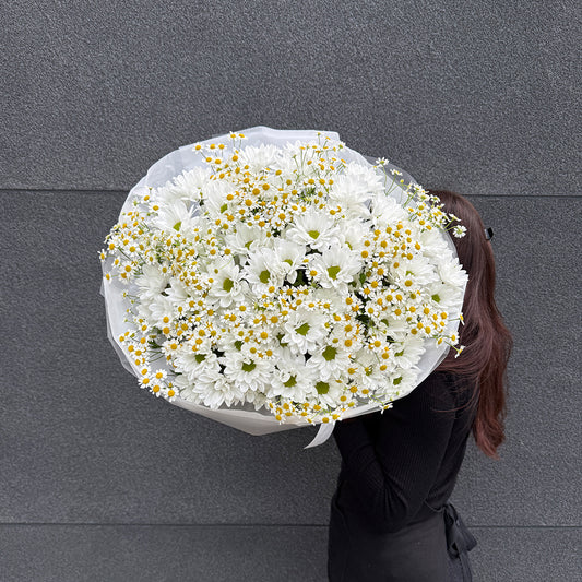 Bukiet z białych chryzantem i santinii