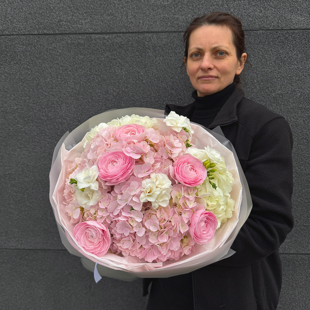 Bukiet z ranunculusów, frezji i hortensji