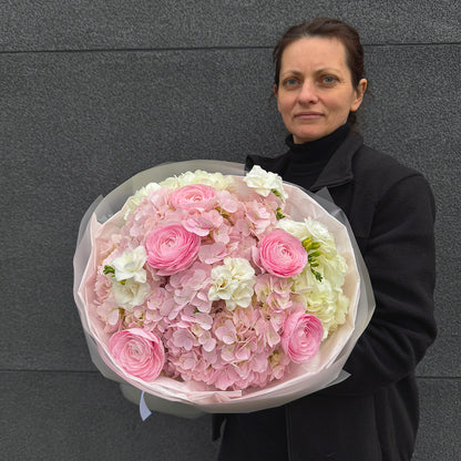 Bukiet z ranunculusów, frezji i hortensji