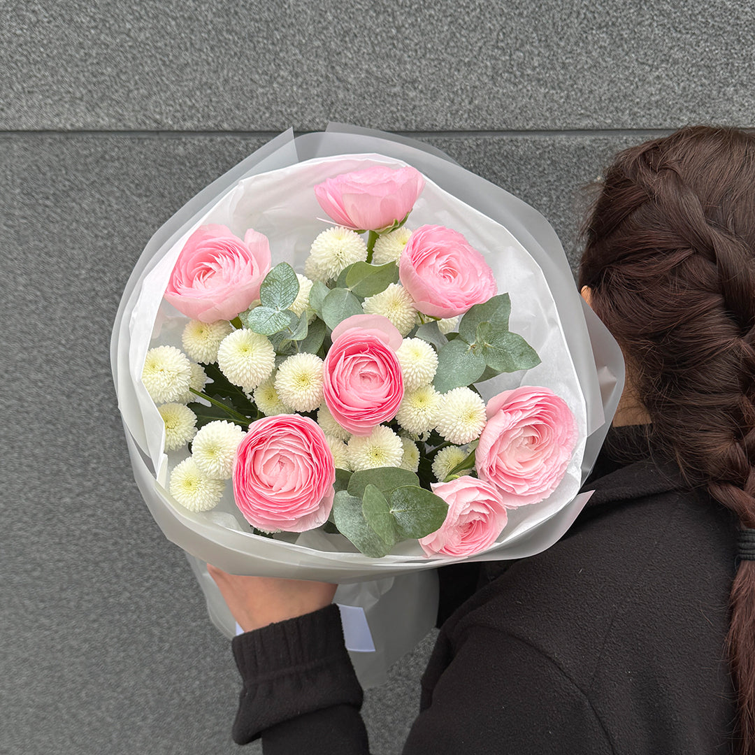 Delikatny bukiet z ranunculusów, chryzantemy i eukaliptusa