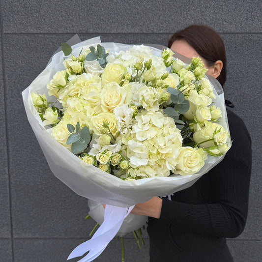 Bukiet z białej hortensji, róży gałązkowej, eustomy i eukaliptusa – elegancki biały bukiet