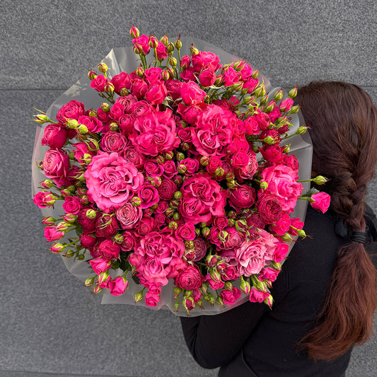 Bukiet róż gałązkowych i piwoniowych – intensywny róż