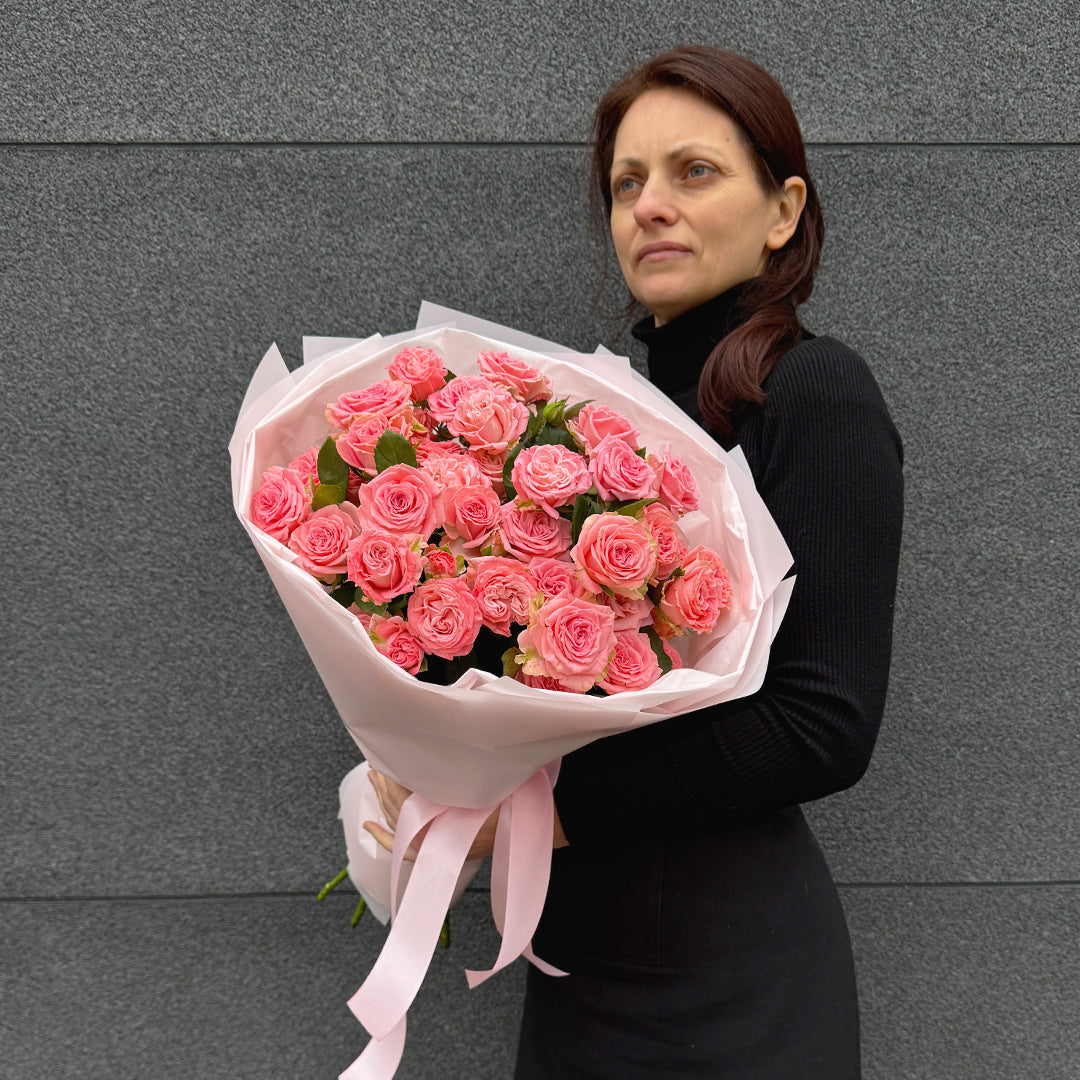 Bukiet z różowych róż gałązkowych