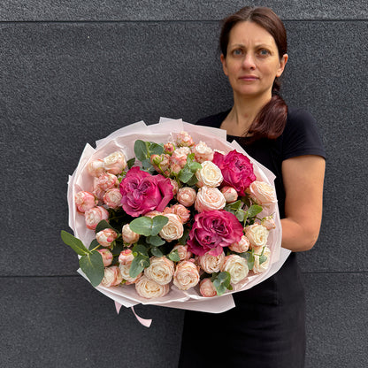 Bukiet różowej i kremowej róży gałązkowej z eukaliptusem