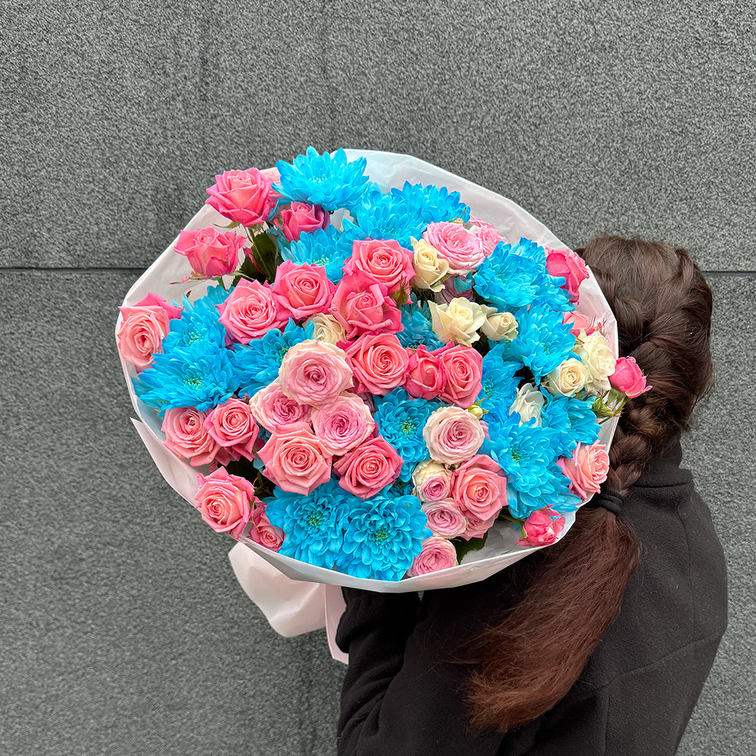 Bukiet z różowych róż gałązkowych i niebieskiej chryzantemy