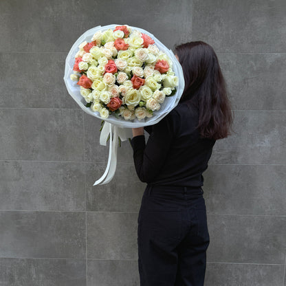 Bukiet z kremowych róż gałązkowych, białych i brzoskwiniowych róż