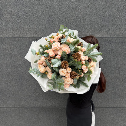 Zimowy bukiet z róż gałązkowych, szyszek i świerku