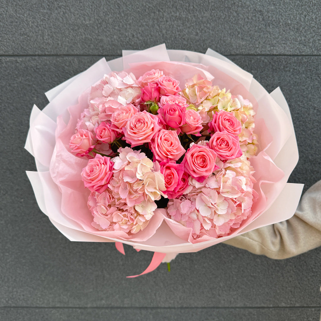 Bukiet z różowej hortensji i różowej róży gałązkowej