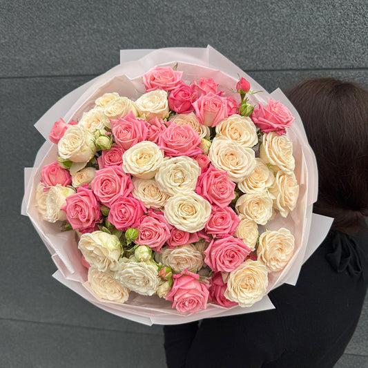 Bukiet z różowych i kremowych róż gałązkowych