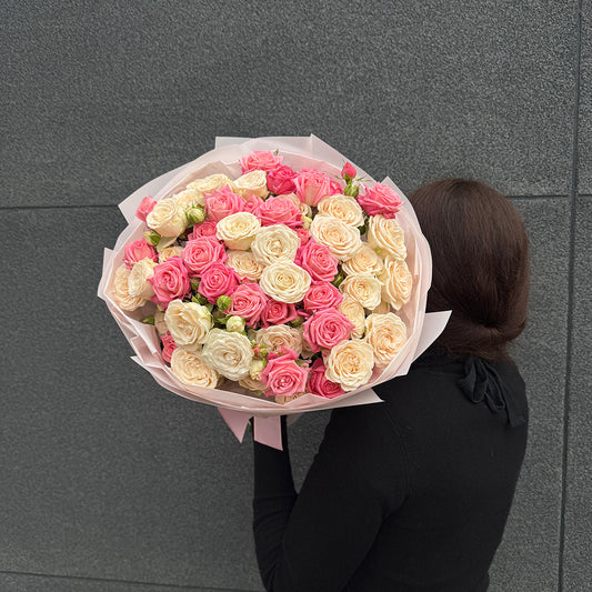 Bukiet z różowych i kremowych róż gałązkowych