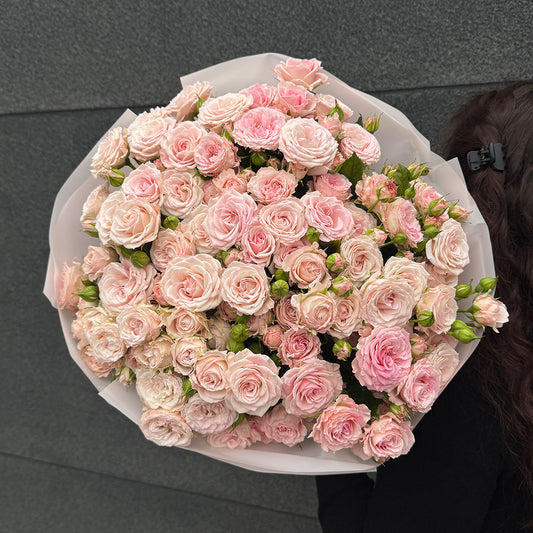 Bukiet różowych róż gałązkowych