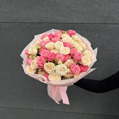 Букет рожевих та кремових кущових троянд