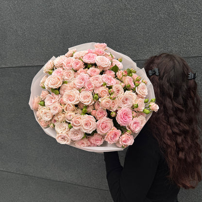 Bukiet różowych róż gałązkowych