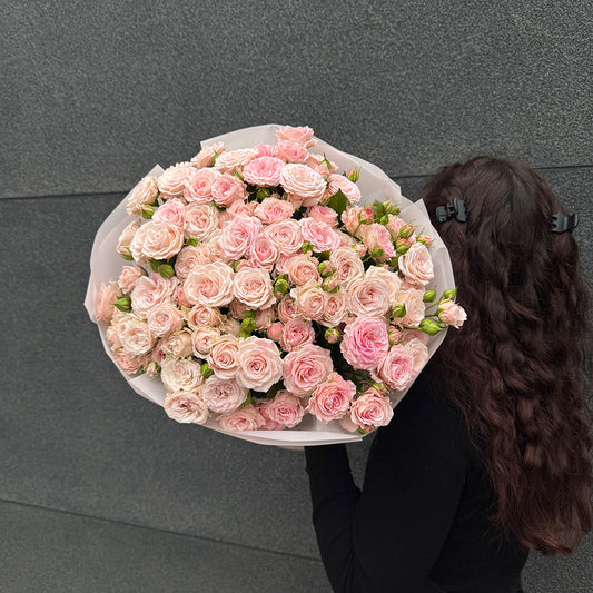 Bukiet różowych róż gałązkowych