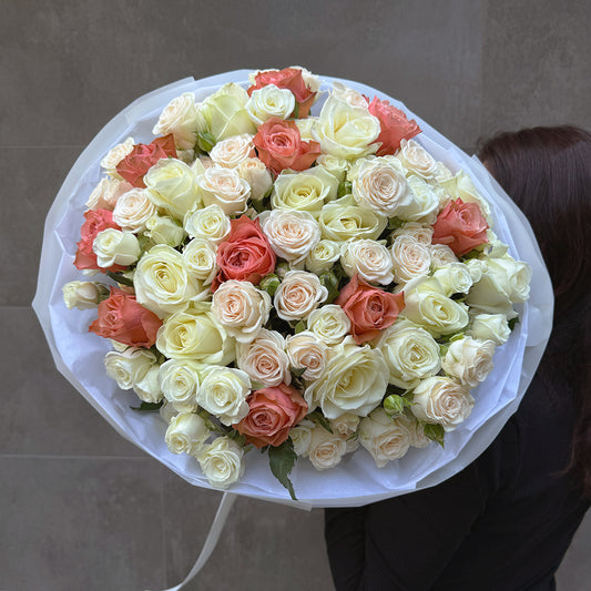 Bukiet z kremowych róż gałązkowych, białych i brzoskwiniowych róż